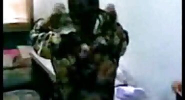 ബാത്ത്റൂമിൽ ഷെൽഫിഷ് നൽകുമ്പോൾ ഫോണിൽ ചിത്രീകരണം