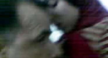 യുവതി ഒരു നല്ല ക്രൂരമായ കോഴി കീഴിൽ പതറുന്നു