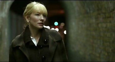 മനുഷ്യൻ ഷൂസിൽ കുഞ്ഞുങ്ങളുടെ കഴുതയെ വികസിപ്പിച്ചെടുത്തു