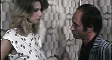 അടുക്കളയിൽ ഒരു വലിയ കോഴി ശിക്ഷ നഗ്നത