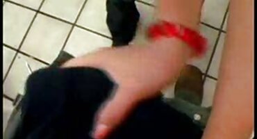 ഒരു ചെറിയ പെൺകുട്ടിയുമായി പുതുവത്സരാഘോഷം