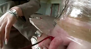 കാമുകൻ ഒരു സുന്ദരിയായ പെൺകുട്ടിയുടെ പൊള്ളയെ പീഡിപ്പിക്കുന്നു