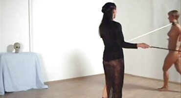 ടാറ്റൂ കൂടെ പെൺകുട്ടി ഒരു വലിയ ഡിൽഡോ ഉപയോഗിച്ച് ഷവർ മുലയൂട്ടുന്ന സമനിരപ്പുണ്ടാക്കുക