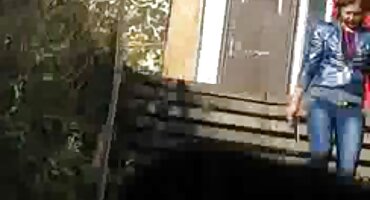 തെരുവിൽ, ഒരു യുവതി പണം ഒരു പിക്കപ്പ് ട്രക്ക് നൽകുന്നു.