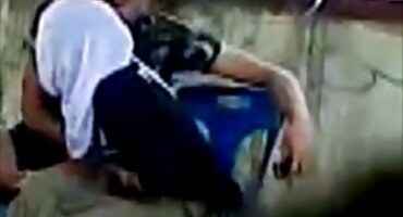 മച്ചോ കോഴി കീഴിൽ കഴുത പെൺകുട്ടി നെടുവീർപ്പിടുന്നു