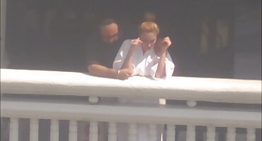 റൊമാന്റിക് പെൺകുട്ടി അനലോഗ് നുഴഞ്ഞു ശ്രമിക്കുന്നു