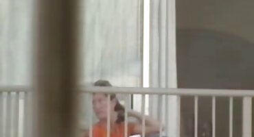 ഒരു ഗ്ലാമറസ് ബ്രൗണിയുടെ കഴുത്തിൽ നിന്ന് ചൂടുള്ള വിത്ത് നക്കുക