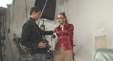 നെഞ്ച് ചെറുതാണ്, പക്ഷേ പുസി പൂർണ്ണമായും പ്രവർത്തനക്ഷമമാണ്