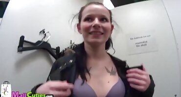 ലെസ്ബുഹ നിയന്ത്രണങ്ങൾ ഒരു കൃത്രിമ രോമങ്ങൾ രണ്ട് ദ്വാരങ്ങൾ