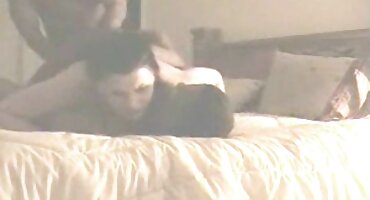 ഒരു ആരോഗ്യമുള്ള എബണി കെട്ടി സവാരി വലിയ മുലകൾ കുലുക്കുന്നു