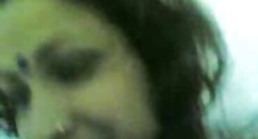 ഒരു വികാരാധീനനായ അപരിചിതന്റെ കോഴിയുടെ കീഴിൽ ടാൻഡ് സെക്സ് പോട്ട് മൂളുന്നു