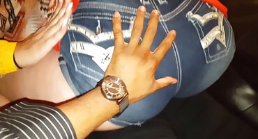 കറുത്ത മുടി പ്രകൃതിയിൽ ലൈംഗിക ആസ്വദിക്കുന്നു