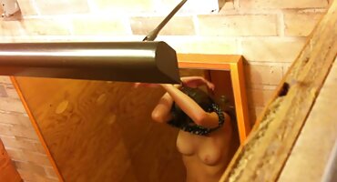 പെണ്കുട്ടി രണ്ട് വലിയ കോഴികൾ ന് ദ്വാരങ്ങൾ പ്രവർത്തിക്കുന്നു