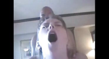 പെൺകുട്ടി രണ്ടു വലിയ ഡിക്ക് നീട്ടി