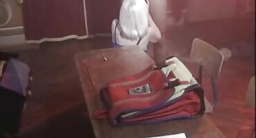 ഒടുവിൽ പെൺകുട്ടി ഒരു രഹസ്യ ആരാധകനെ കണ്ടുമുട്ടി.