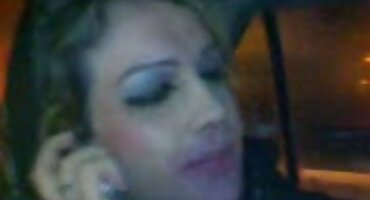 വെളുത്ത കട്ടിലിൽ പുഷ്പത്തിൽ പുതിയ ബാബോദ്രൽ