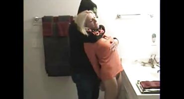 ഒരു താടിയുള്ള ആൺകുട്ടിയുമായി കിടക്കയിൽ മനോഹരമായ സെക്സ്