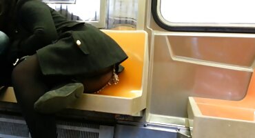 നൈപുണ്യവാനായ മനുഷ്യൻ പച്ചകുത്തിയ മുലാട്ടോ ലേക്ക് സ്ക്വിറ്റിംഗ് രതിമൂർച്ഛ