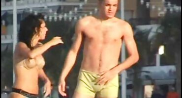 നാണംകെട്ട ബോസ് സോഫയിൽ ജീവനക്കാരൻ