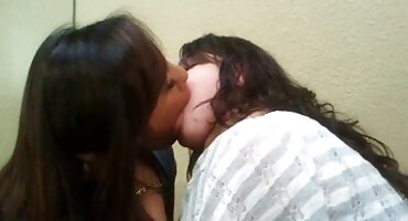 ലാറ്റിന രസകരമായ ഒരു കഷണ്ടി കോച്ച്