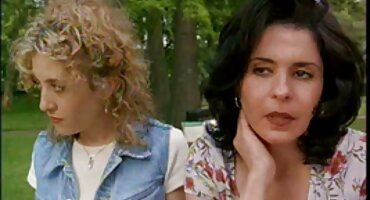 അവളുടെ കഴുത്തിൽ ഒരു കോഴി കൊണ്ട് ഒരു കുറുക്കൻ വേശ്യയെ നിറച്ചു