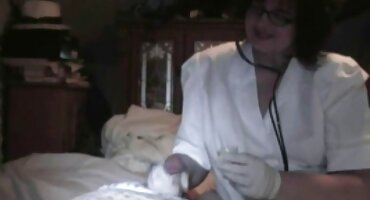 കൊള്ളാം, ട്രംപ്! ഒരു തല തുടക്കം നൽകുന്നു മകൾ കുനിഞ്ഞ് ഫക്ക്