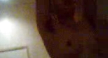 കായികതാരത്തിന്റെ ഹുഡിൽ ഒരു കോഴിയുമായി പോസിറ്റീവ് ചാർജ്