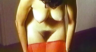 ക്യാമറ ഉപയോഗിച്ച് ഒരു മാച്ചോ പീപ്പിംഗ് കോഴി