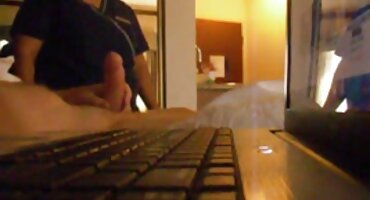 ബെഡ്റൂമിൽ സ്ലിം ചിക്കൻ വികാരാധീനനായി വിരൽത്തുമ്പിൽ സ്ലിറ്റ്