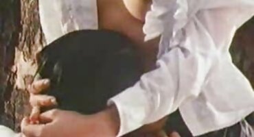 കഴുത വളരെ ആകർഷണീയമാണ്, ടൈറ്റുകൾ വേഗത്തിൽ കീറുന്നു