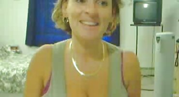 സ്ലിം റഷ്യൻ ചിക്കൻ കസേരയിൽ വിരലുകൾ സമനിരപ്പുണ്ടാക്കുക