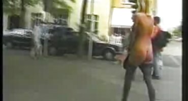 കുളിമുറിയിലെ പെൺകുട്ടി ഒരു സൌമ്യമായ ബ്ളോഗ് വേണ്ടി വായ തുറന്നു