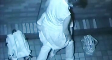 ജിമ്മിൽ ഒരു തുടക്കക്കാരൻ നർത്തകി പ്രകാരം ബസ്റ്റി ലെസ്ബിയൻ വികാരാധീനനായി