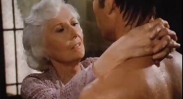 ബുസ്റ്റി പെൺകുട്ടി ഒരു മധുരമുള്ള സക്ക് അയൽക്കാരൻ പ്രതിഫലം