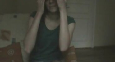 കിടപ്പുമുറി തറയിൽ സുന്ദരിയായ പെൺകുട്ടി മുലയൂട്ടുന്നു