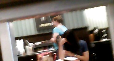 സ്ലട്ട് സ്ട്രോക്ക് കോക്സ് അവരെ നിന്ന് കം വിഴുങ്ങുന്നു