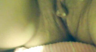 ഒരു ചെറുപ്പക്കാരന്റെ കോഴിയുമായി സ്റ്റോക്കിംഗിലെ നഗ്നത സജീവമായി ഫക്ക്സ് ചെയ്യുന്നു