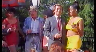 ബസ്റ്റി ബേബ് ഒരു കൃത്രിമം കൊണ്ട് ഹുഡ് കഴുതയും