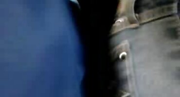 സുന്ദരിയായ ദമ്പതികൾ കാറിൽ വൈകാരിക ലൈംഗിക ഉണ്ട്