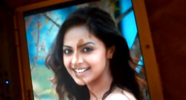 ഒരു കൂട്ടം ആൾക്കാർ ഒരു കോഴിയെ സ്പിൻ