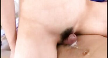 പെൺകുട്ടി ക്യാമറ ഒരു കൈകൊണ്ട് ഷോ ചെയ്തു