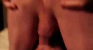 മോഡൽ ഒരു കഠിനമായ പരിശീലകൻ എല്ലാ പോസുകളിലും നൽകുന്നു