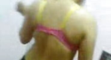 കഷണ്ടി മനോഹരമായ അയൽക്കാരുമായി ഒരു ത്രികോണം ക്രമീകരിക്കുന്നു