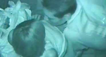 സംഗീതജ്ഞൻ ഗിറ്റാർ കളിക്കാൻ പഠിപ്പിക്കുന്നു പെൺകുട്ടിയെ