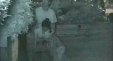 പെൺകുട്ടി ക്രോച്ച് ഒരു വലിയ കോഴി എടുത്തു