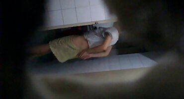 തേൻ ഒരു വലിയ കറുത്ത അമ്പൽ ഫാലസ് തിരഞ്ഞെടുക്കുന്നു