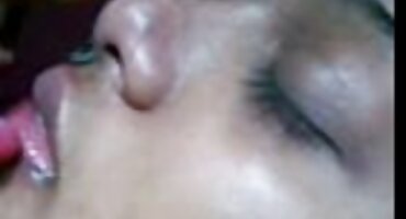 കുളിമുറിയിൽ, ഒരു മനുഷ്യൻ ഒരു യുവ നിംഫോയുടെ കോഴിയെ ഇടിക്കുന്നു