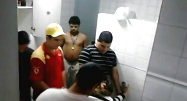 ക്യാമറയിൽ സുന്ദരിയായ പെൺകുട്ടി