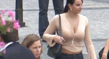 കഴുത ഗംഭീരമായ നിവർന്നുനിൽക്കുന്ന ഫാലസ് എടുക്കുന്നു