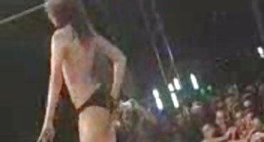 കഴുത്തിൽ ഒരു കറുത്ത ലിംഗത്തിൽ നിന്ന് അനൽ ഓർഗാസം പിടികൂടി